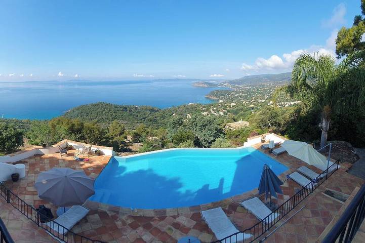Villa pour 13 personnes, avec jacuzzi et jardin, animaux acceptés à Rayol-Canadel-sur-Mer