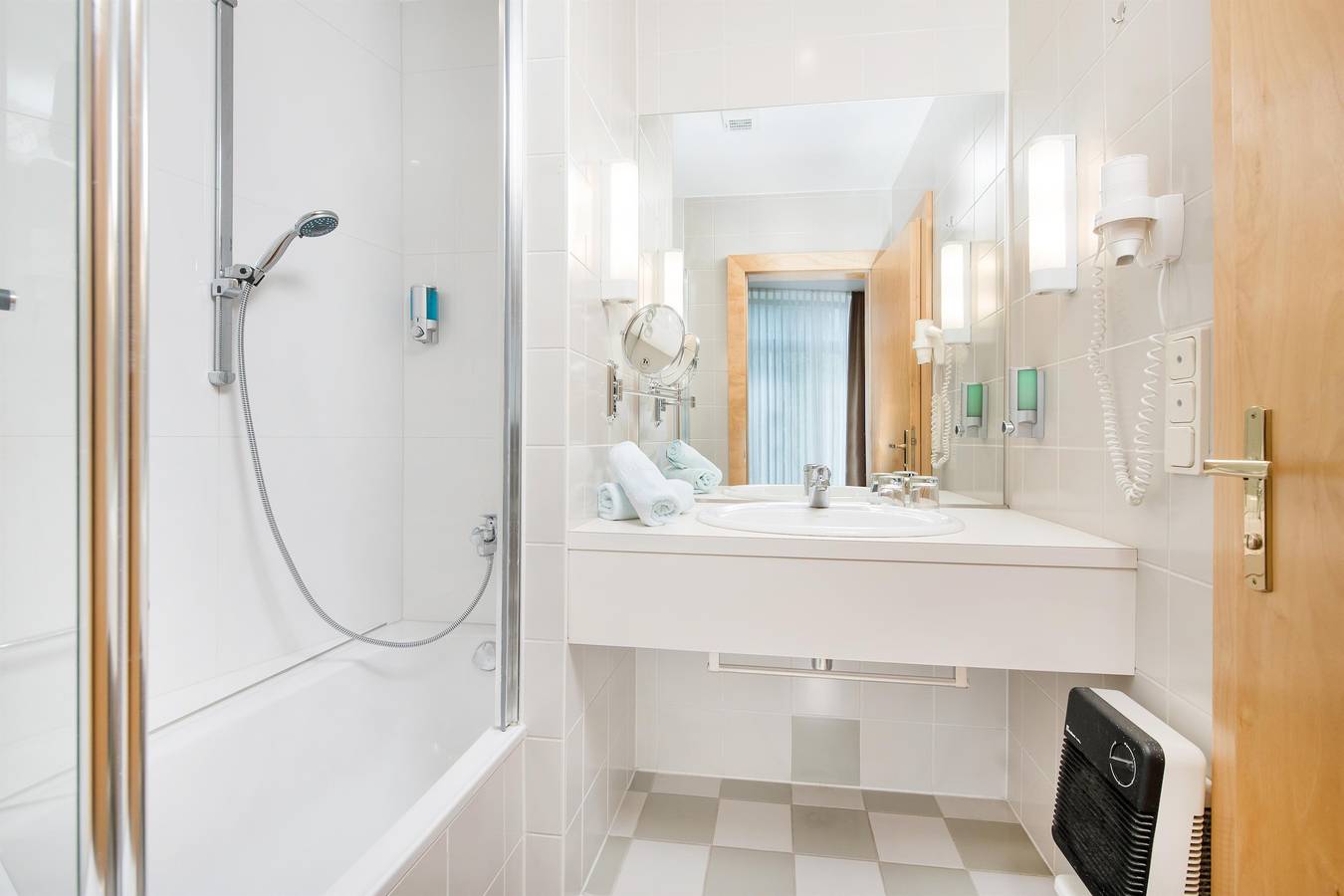 Ganze Ferienwohnung, E - Suite "Mölltal" 2-4 in Karawanken und Bachergebirge, Finkenstein am Faaker See