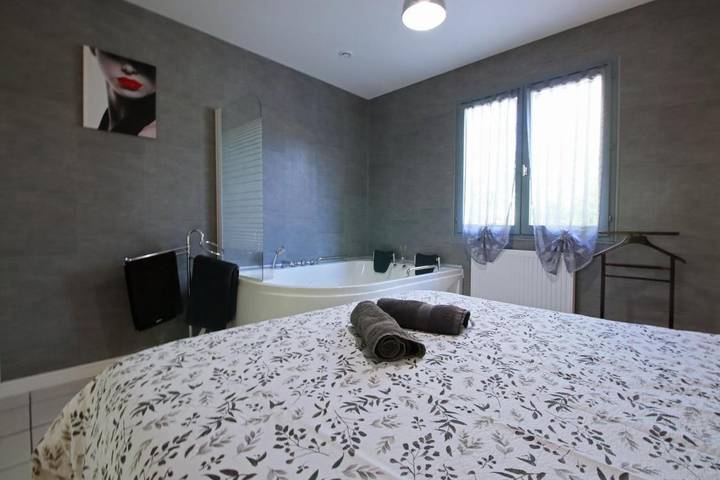 Villa pour 8 personnes, avec vue et bassin pour enfant ainsi que jardin et piscine à Carcassonne - 2