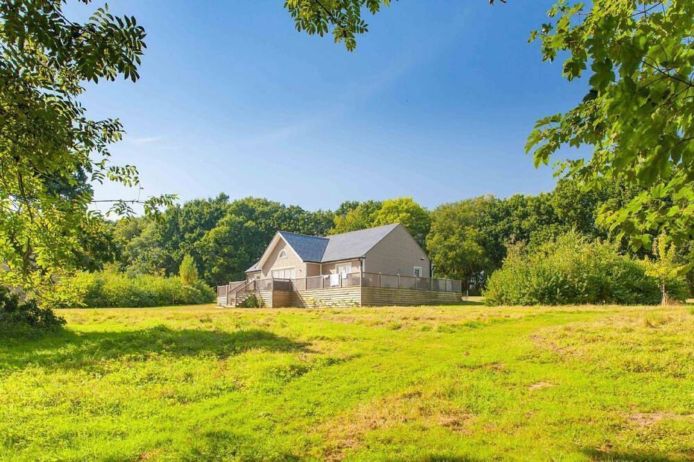 Un lodge délicieux avec bain à remous sur Wakes Hall Farm est un havre de paix dans 500 acres de terres privées in Wakes Colne, Colchester