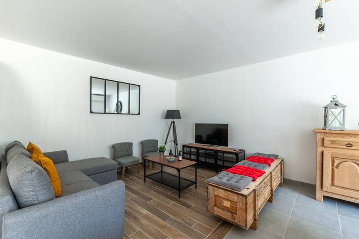 Gîte pour 8 personnes, avec terrasse à Houesville