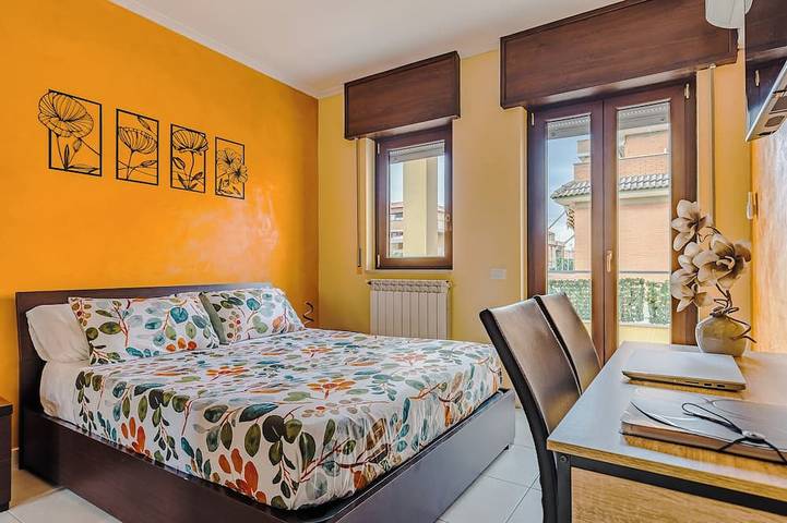 Ganze Wohnung, Complete and fully equipped, lively and colorful apartment in the center of the city. in Fiumicino, Rom Provinz