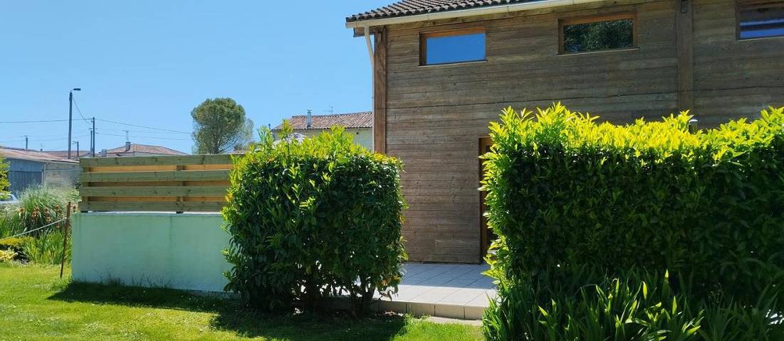 Location de vacances pour 4 personnes, avec piscine et jardin à Cherbonnières