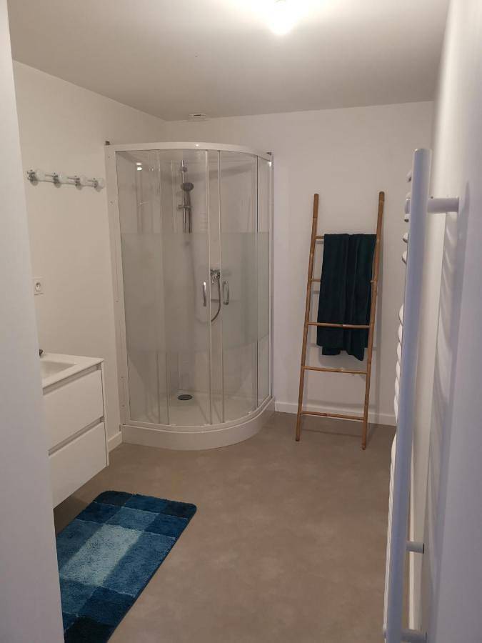 Appartement entier, Apartment with Terrace in Lassay-les-Châteaux, Parc naturel régional Normandie-Maine