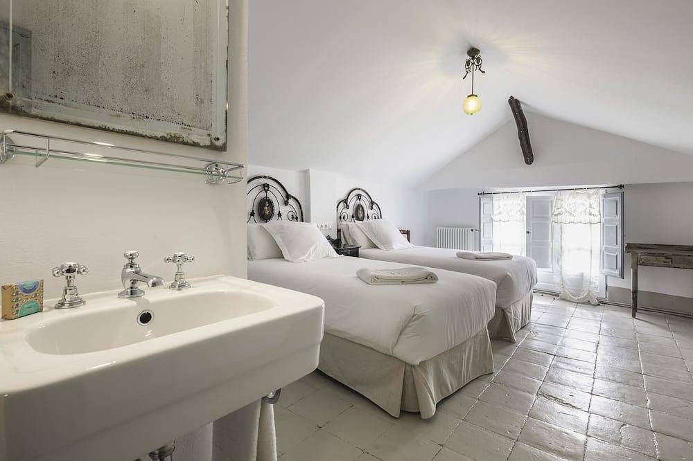 20Km From Granada Boutique Hotel cataloged with more than 150 years. Reformed in Zujaira, Pinos Puente
