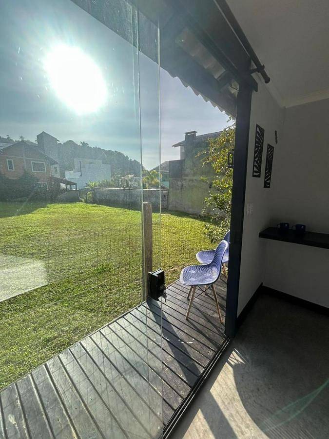 Casas e apartamentos de temporada para 2 pessoas, com balcão em Praia Brava SC