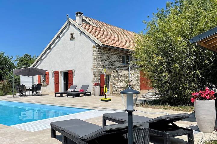 Gîte pour 3 personnes, avec Terrasse ainsi que Jardin et Piscine
