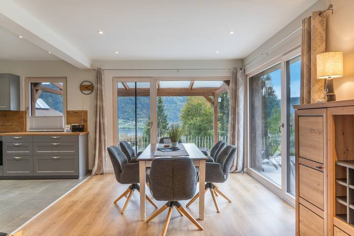 Ferienhaus 'Steinrose' mit Seeblick, privater Terrasse und WLAN in Bodensdorf, Gerlitzen