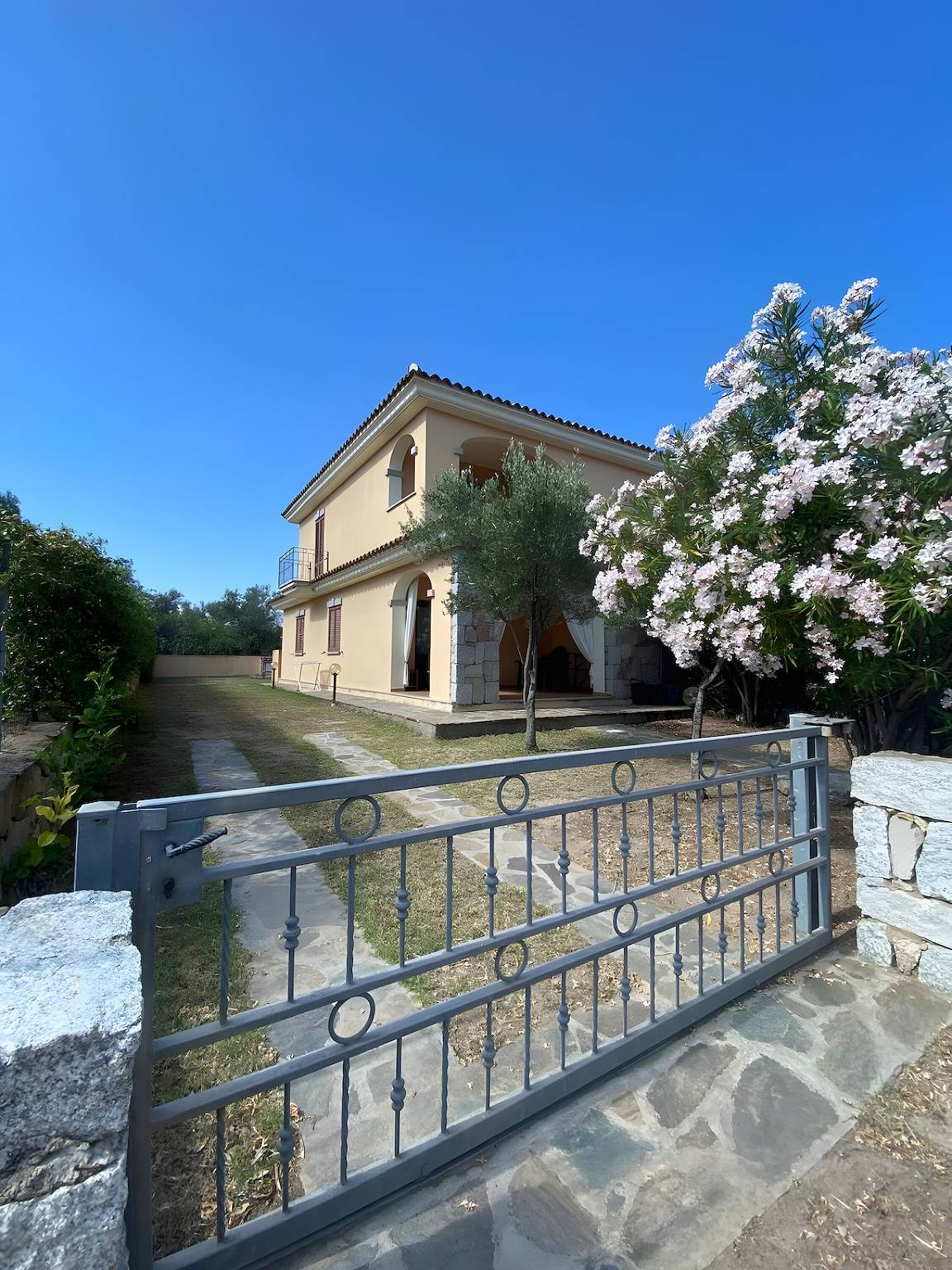 Appartement 'Praga' avec Jardin Privé, Véranda et Climatisation in Suaredda-traversa, San Teodoro