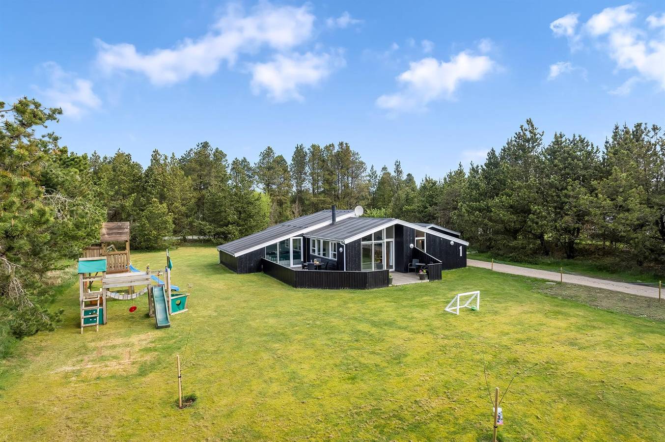 Stunning home in Jerup w/ 5 Bedrooms, Indoor swimming pool and Sauna in Bratten, Jerup