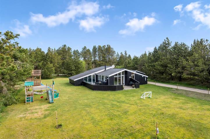 Feriehus for 8 personer, med Terrasse og Sauna i Jerup