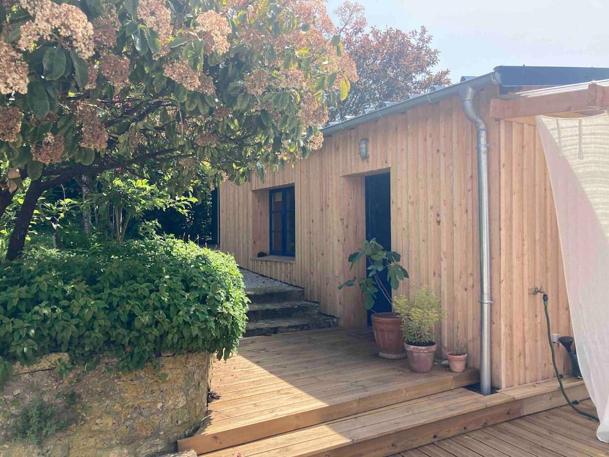 Appartement entier, La cabane, Chambre indépendante dans jardin - Esprit cabane authentique et confortable - la campagne à 5 mn du centre de Caen in Fleury-sur-Orne, Région de Caen