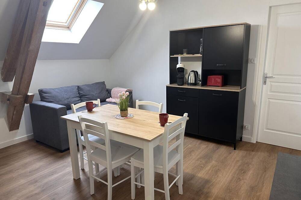 Séjour Nature et Charme, Animaux Bienvenus, Parking et Wifi Inclus in Saint-Bonnet-de-Four, Région de Montluçon