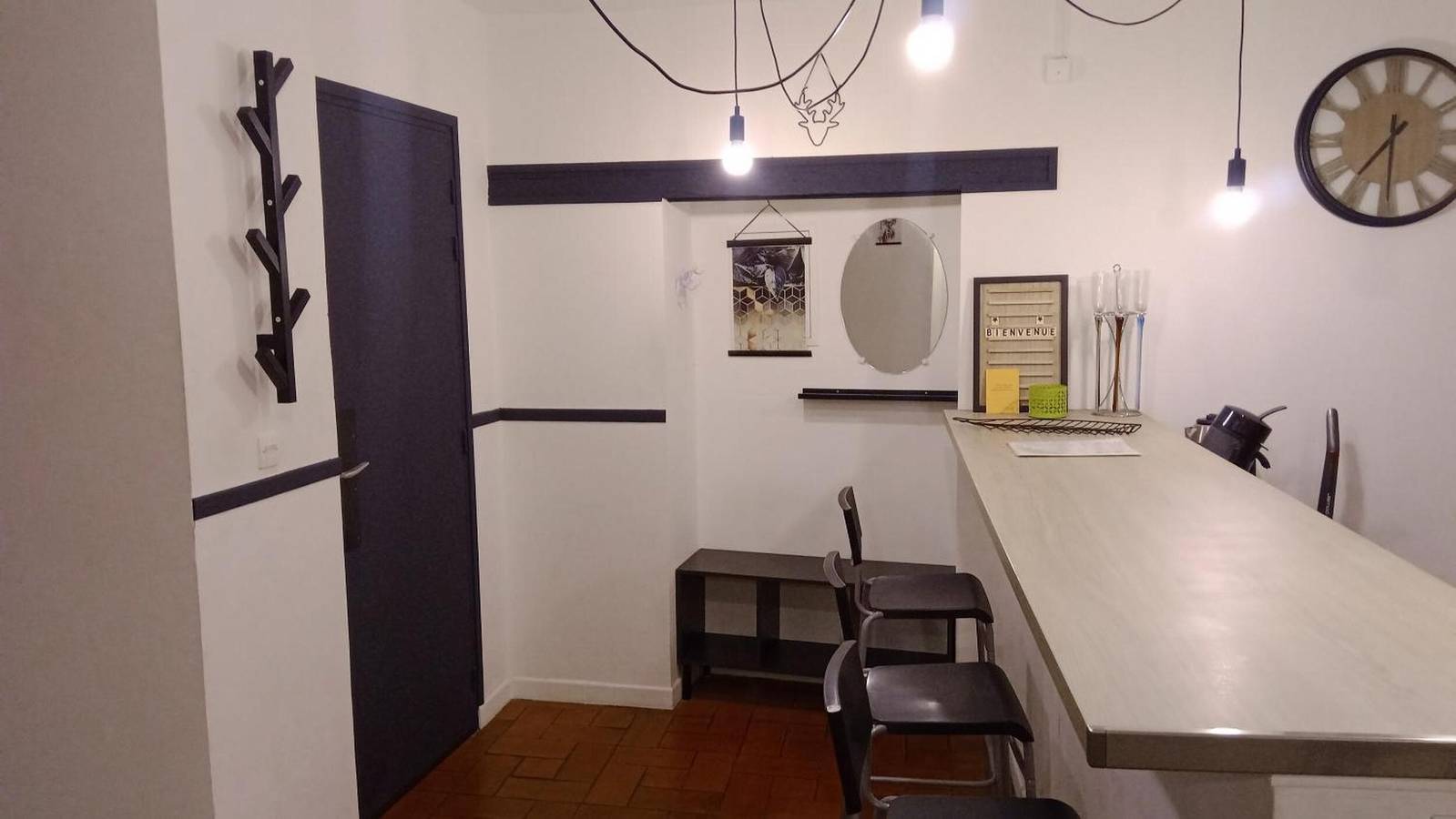 Entire apartment, City Center Forcalquier Apartment with Balcony in Forcalquier, Parc naturel régional du Luberon