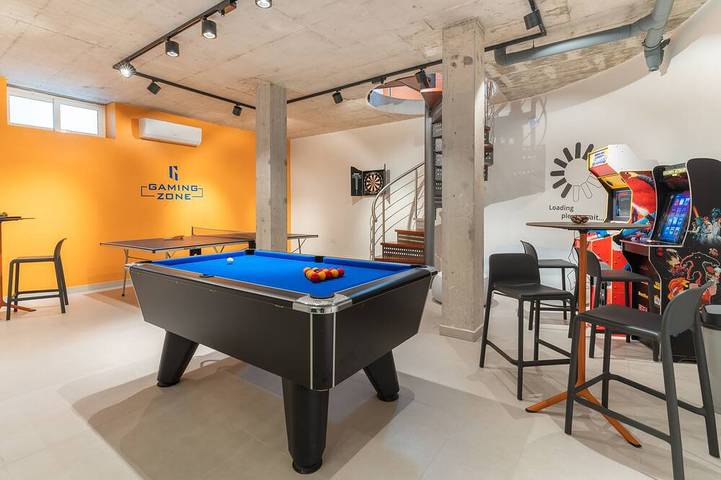 Ganze Wohnung, A Luxury Retreat with Games Room, Spa, and Pool! in Marsaskala, Insel Malta