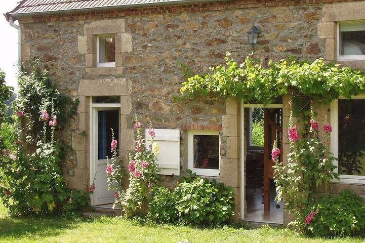 Location de vacances pour 6 personnes, avec jardin à Ars-les-Favets