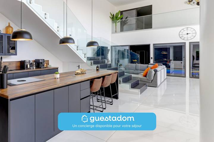 Gîte pour 9 personnes, avec piscine et jardin dans Le Cheix