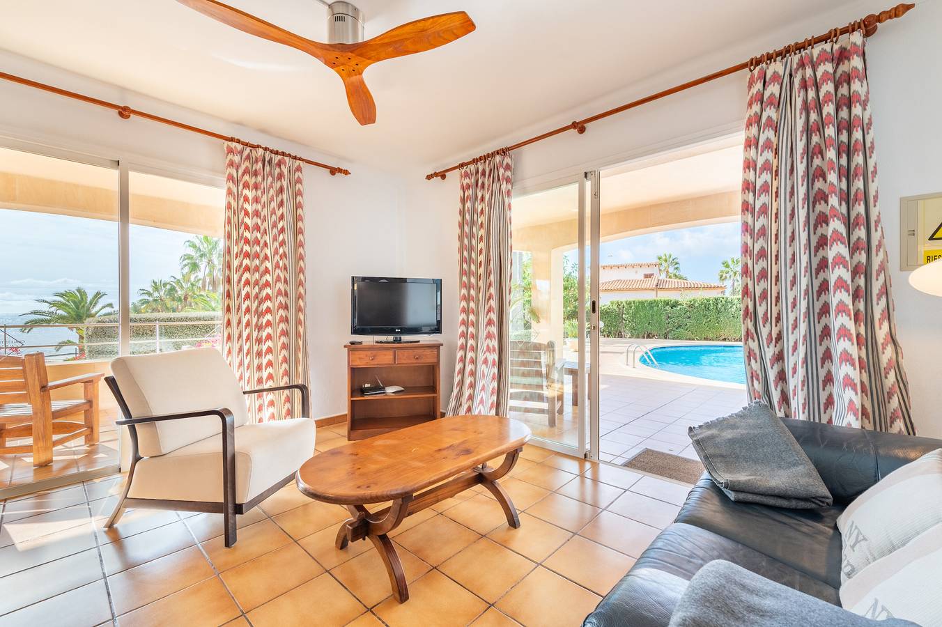 Entire apartment, Apartment 'Residencial Planta Baja Vista Mar' with Sea View, Shared Pool and Wi-Fi in Cala Santanyí, Santanyí