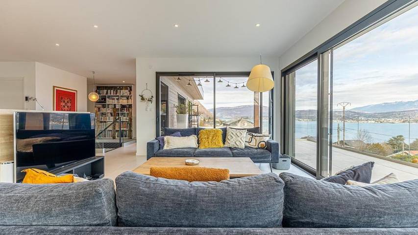 Location de vacances pour 10 personnes, avec vue sur le lac et jardin ainsi que piscine et vue à Bourdeau (Savoie) - 4