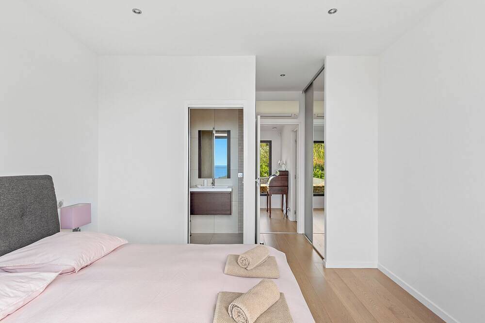 Villa de 300m² climatisée, 6 chambres, vue sur la mer, plage à pied à 450m in Carqueiranne, Côte méditerranéenne (France)