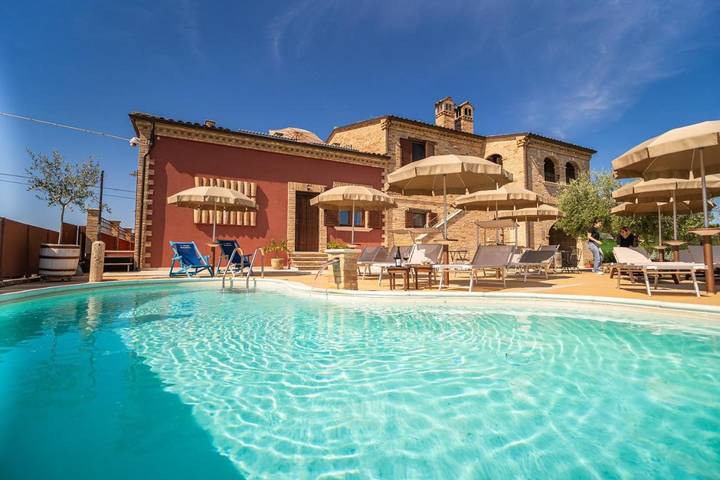 B&b per 6 persone, con panorama e giardino nonché piscina, con animali domestici in Offida