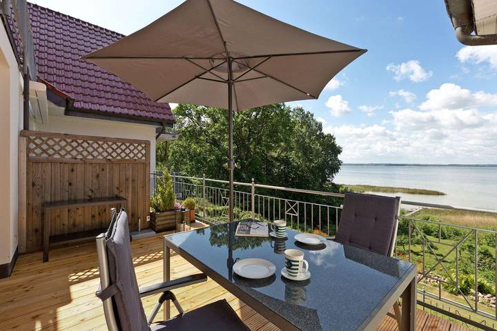 Ferienwohnung für 2 Personen, mit Seeblick und Balkon, mit Haustier an der Müritz