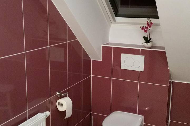 Apartamento entero, Pequeña villa amarilla en Masuria (apartamento West en el ático) in Święta Lipka, Voivodato de Varmia y Masuria