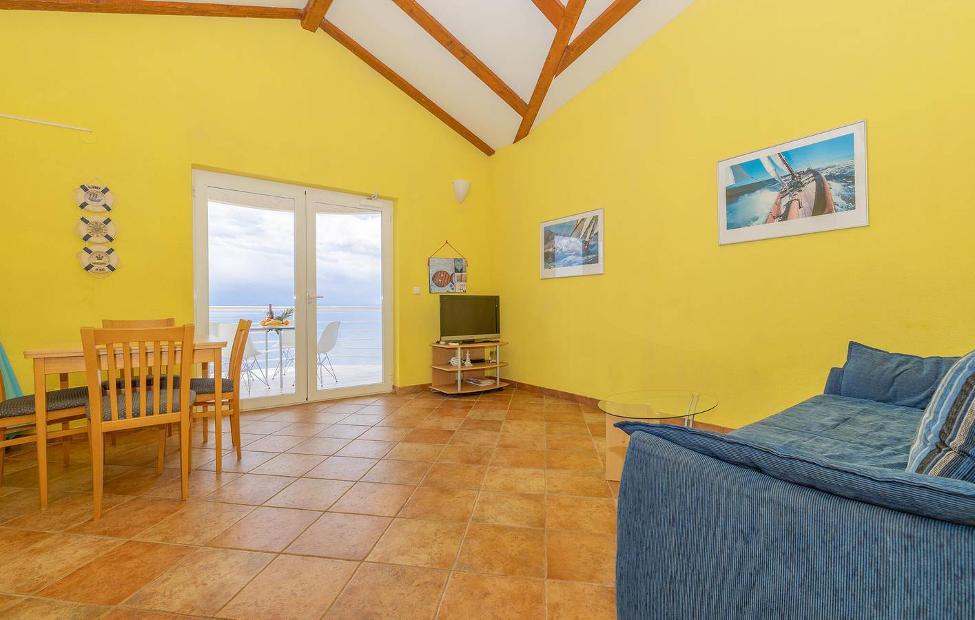 Ganze Ferienwohnung, Charmantes Apartment mit Terrasse, 300 m vom Strand entfernt – kostenlose Parkplätze und WLAN in Jablanac, Kvarner Festland