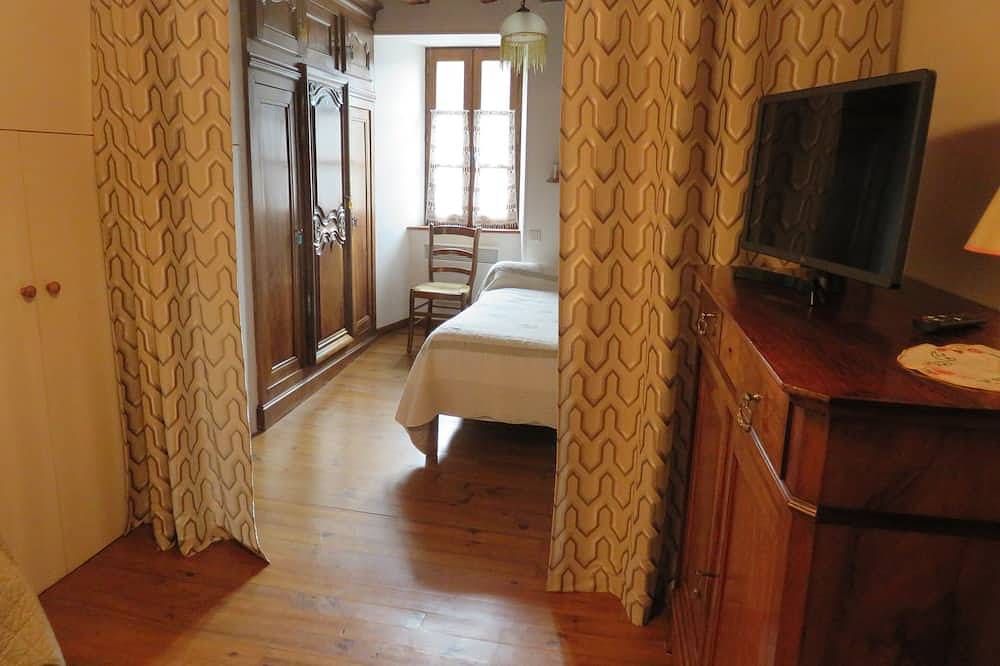 Maison de caractère près de Arreau dans village typique des Hautes-Pyrénées in Ardengost, Pyrénées