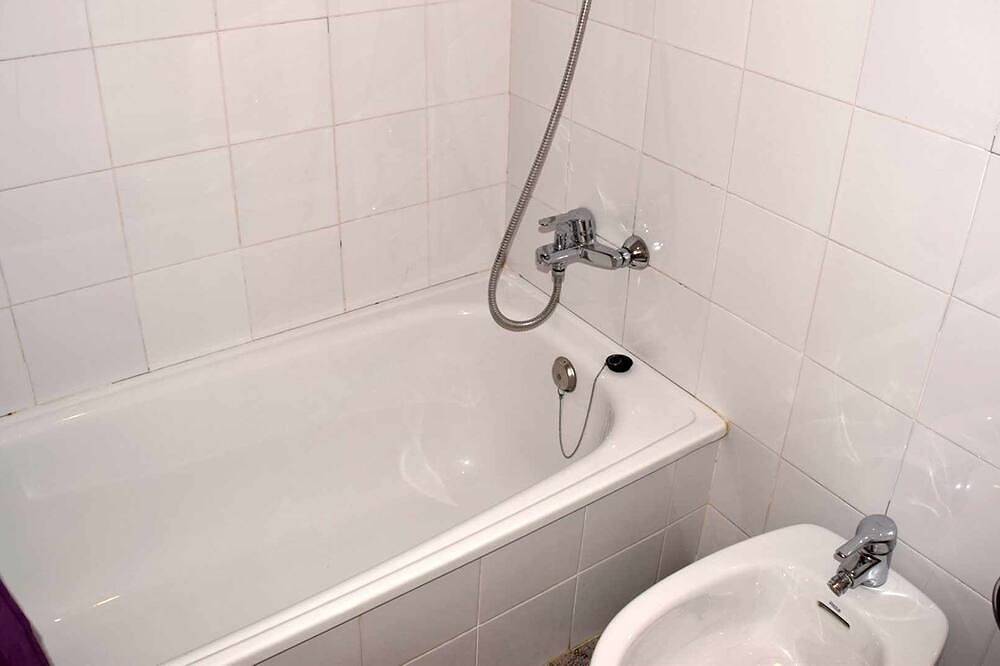 Apartamento entero, Apartamento 'Mas El Carrer - Blanc' con piscina compartida, jardín compartido y Wi-Fi in Santa Pau, Parc Natural de Zona Volcànica de la Garrotxa