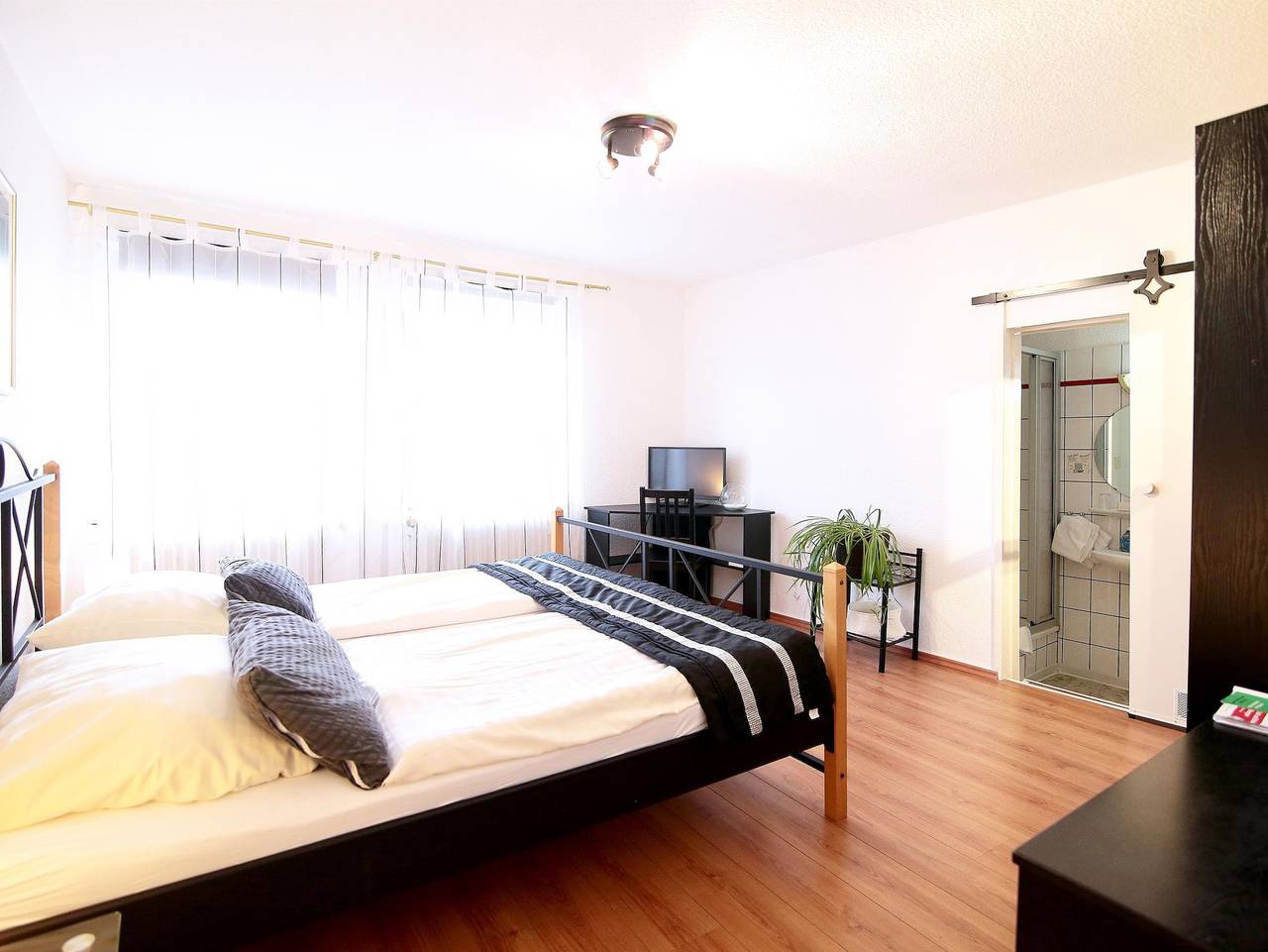 Hotel Goldener Löwe - Doppelzimmer, Dusche, Wc in Einbeck, Weserbergland