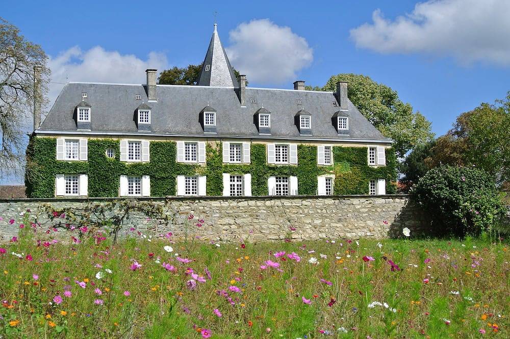 Propriété de charme spacieuse, bien équipée, avec grand parc et tennis in Marigny-Brizay, Vienne (France)