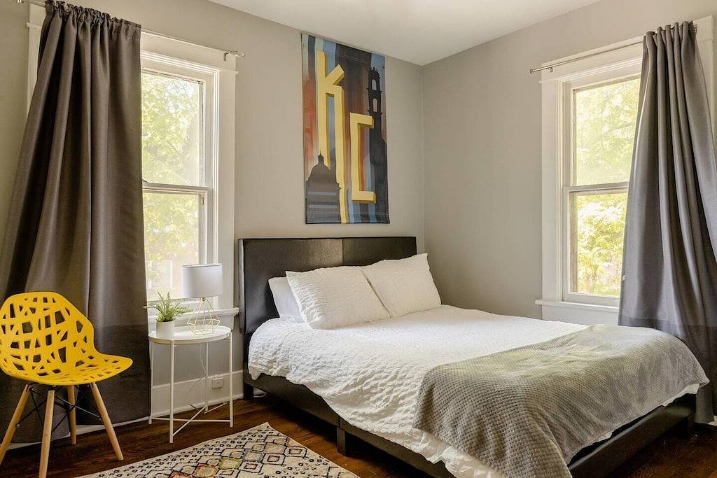 30% Off Spacious Historic Getaway: 5★ Location, Royal Beds, Game Room & Bbq in Kansas City, Missouri