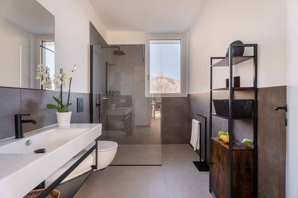 A newly built, high-end villa featuring an infinity pool and stunning views over Lake Garda. Located just a short drive from Limone sul Garda, it offers elegant, bright interiors designed with great attention to detail. A spacious panoramic terrace, mode in Tremosine, Gardasee-Berge