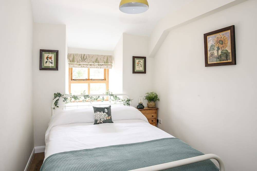 Plas Coch Rhoscolyn, pet friendly, with open fire in Rhoscolyn in Rhoscolyn, Isle of Anglesey