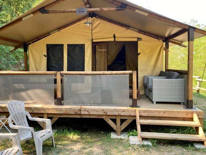 Flower Camping Le Mas de Champel  - Tente en toile et en bois 4 personnes - Safari Bali 35m² - Standard - 2 chambres - Terrasse - sanitaires individuels à proximité in Les Ollières-sur-Eyrieux, Parc naturel régional des Monts d'Ardèche