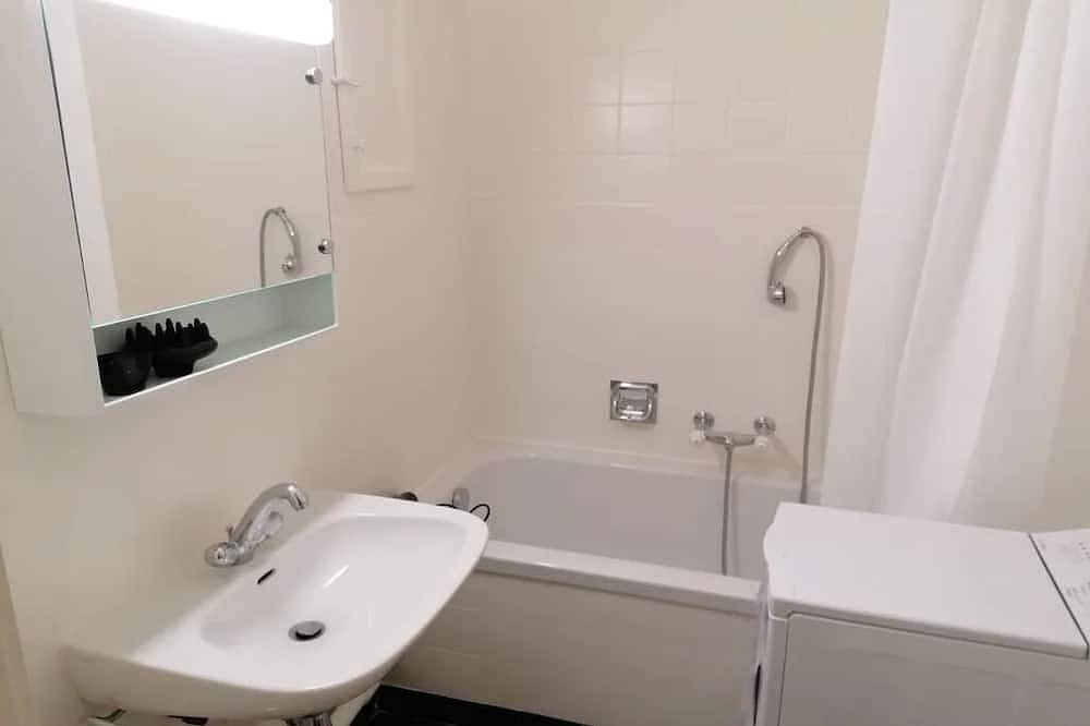 Ganze Wohnung, Spacious 1-Bedroom Apartment w/River Views & Balcony - Jonction District in Genf, Genfer See
