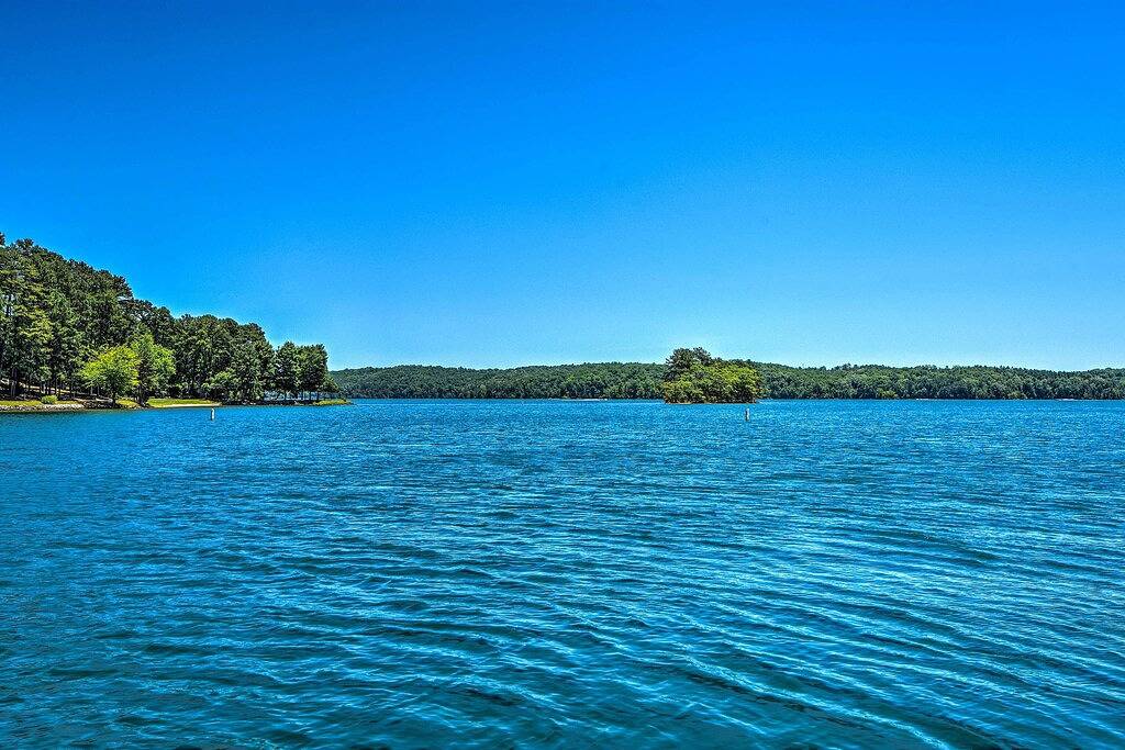 Ganze Wohnung, Resort-Style Condo w/ Balcony on Lake Keowee in Lake Keowee