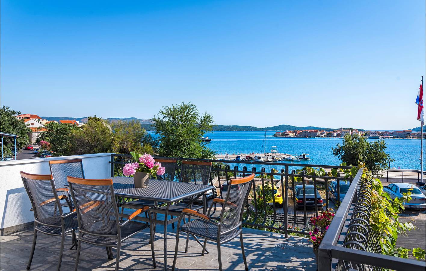 Ganze Ferienwohnung, Modernes Apartment mit 2 Schlafzimmern und Terrasse, 1,5 km vom Strand entfernt in Brodarica, Šibenik-Knin