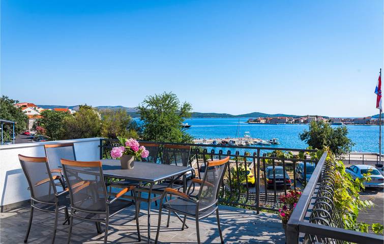 Ganze Ferienwohnung, Modernes Apartment mit 2 Schlafzimmern und Terrasse, 1,5 km vom Strand entfernt in Brodarica, Šibenik-Knin