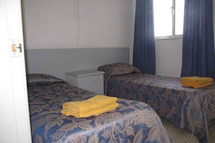 Ganze Wohnung, Discount 2024🌞central 🔹pool ❤️ near shops in Qawra, St. Paul's Bay
