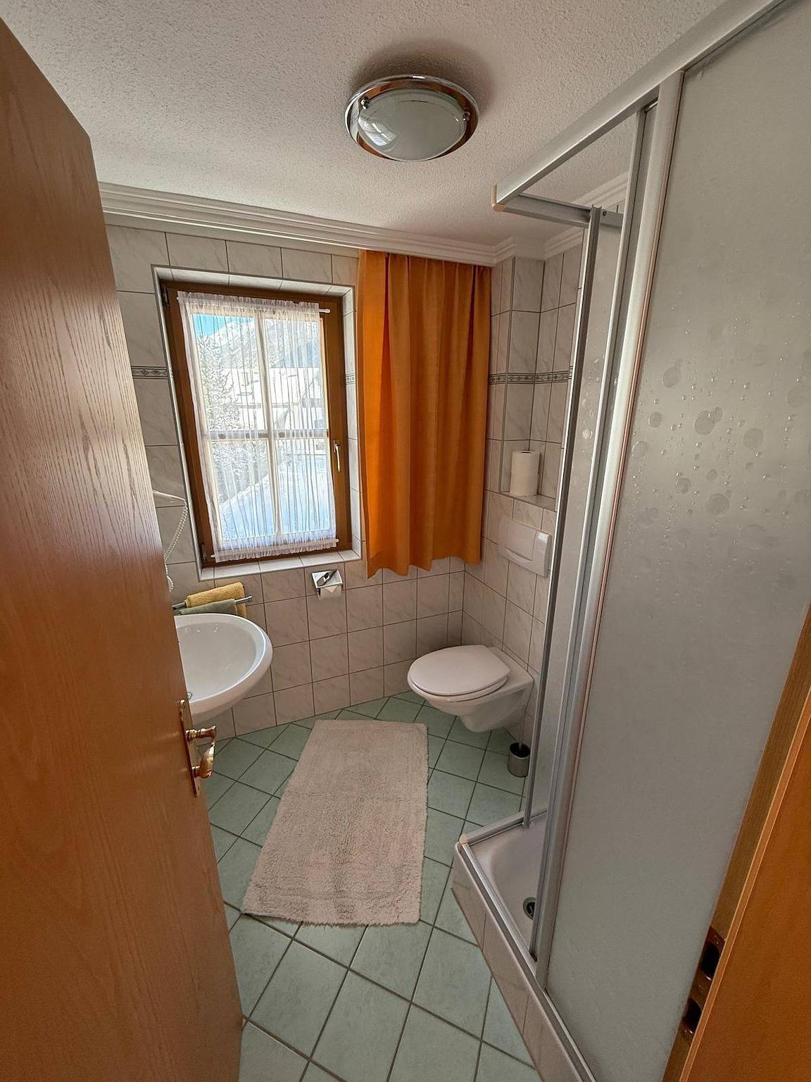 Hel ferielejlighed, App. 2 Pers.: Wohn-Schlafraum/Dusche, Wc in Flirsch, Arlberg