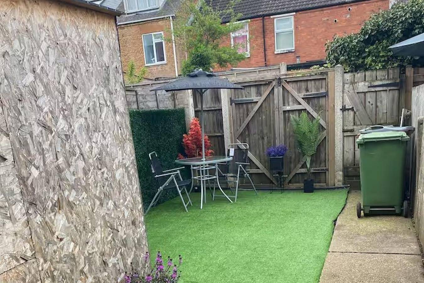 Cosy 2 Bed House - Sleeps 3, Parking & Garden in Nottingham, East Midlands