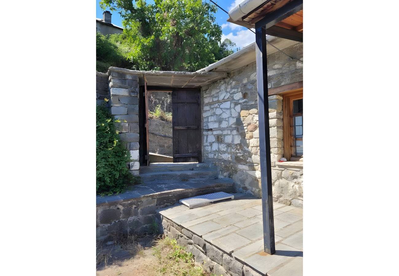 Holiday Home 'Armoloi House' with Mountain View, Shared Terrace and Wi-Fi in Vikos-Aoos National Park