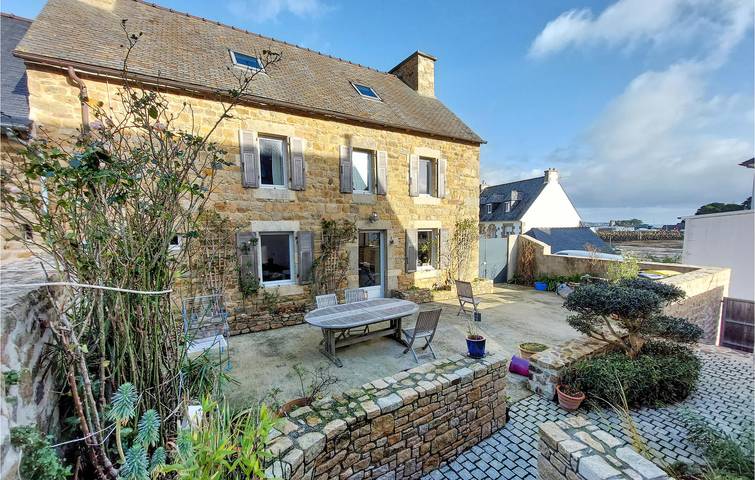 Location de vacances pour 7 personnes, avec piscine ainsi que jardin et terrasse dans Loguivy de la Mer - 2