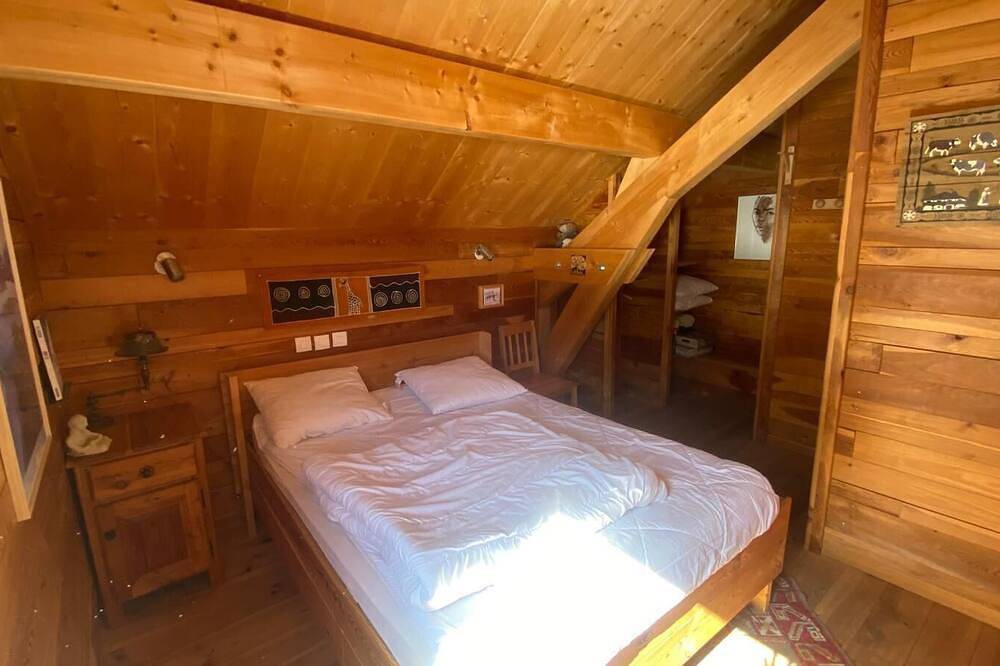 104m² wooden chalet in the heart of a preserved regional mountain park in Molines-en-Queyras, Queyras