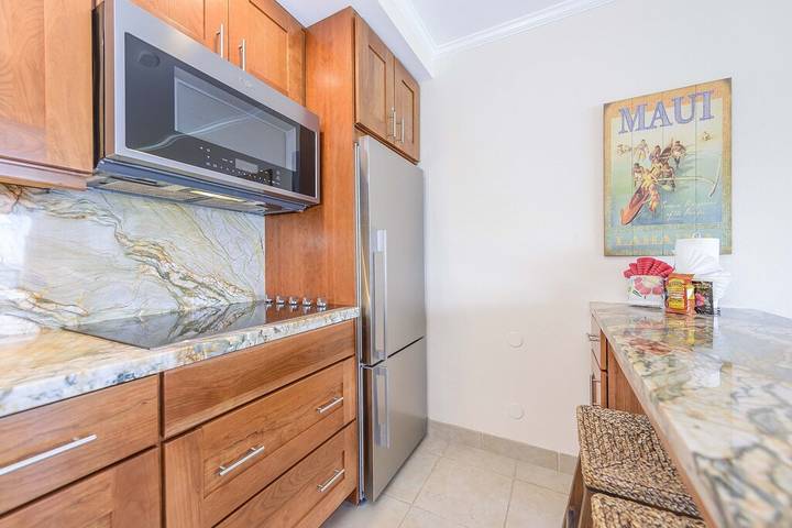 Beach rental for 2 people, with balcony and pool as well as yard on Maui