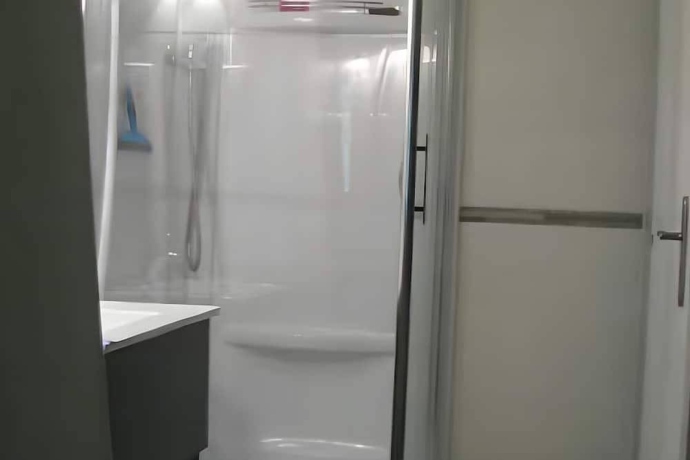 L'Orée du Bois Guest Rooms with Shared Pool, Communal Terrace, and Wi-Fi in Montpon-Ménestérol, Périgord Blanc