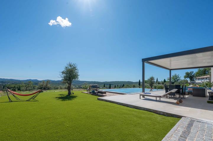 Location de vacances pour 8 personnes, avec jardin et terrasse à Montauroux - 3