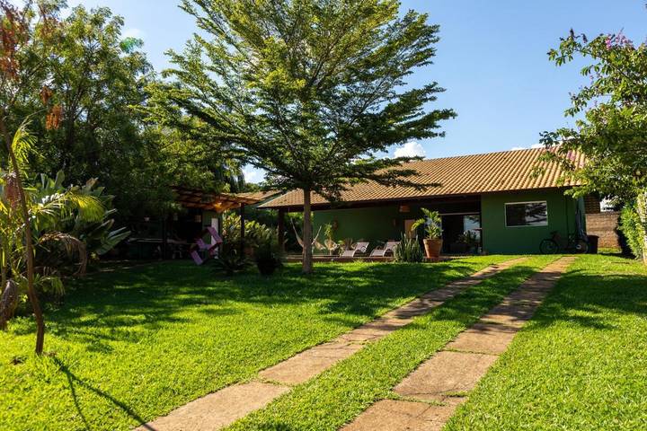 Casas e apartamentos de temporada para 14 pessoas, com piscina e jardim e ainda vista em Rifaina
